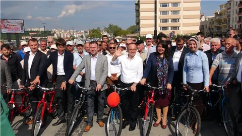 Belediyenin beldelere bağışladığı araçlar AK Parti'ye seçim malzemesi oldu