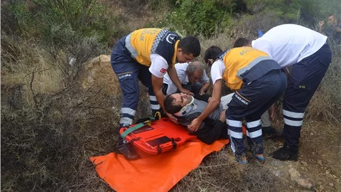 Islak zeminde kayan otomobil uçuruma yuvarlandı 5 yaralı