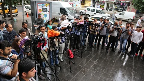 Diyarbakır'da gazeteciler, baskı ve saldırıları protesto etti
