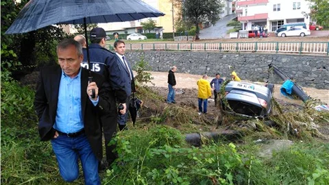 Sel sularının yuttuğu araçlar hurdaya döndü