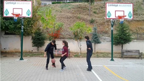 Çankaya Belediyesi okul bahçelerini renklendiriyor