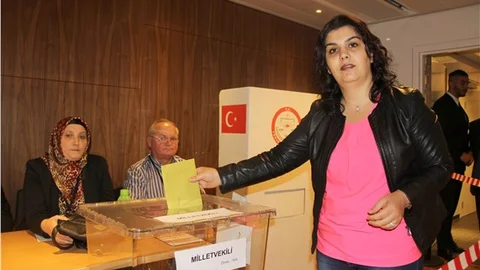 Brüksel'de Türk vatandaşlar oy vermeye başladı