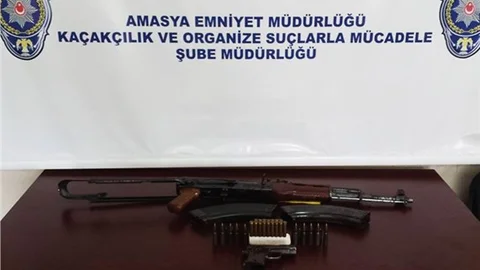 Köyde bir evde yorgan arasından 'Kalaşnikof' çıktı