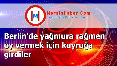 Berlin'de yağmura rağmen oy vermek için kuyruğa girdiler