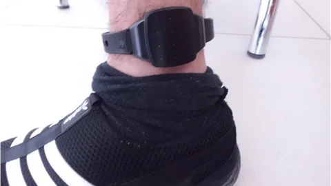 Ablasını rehin alan şüpheliye elektronik kelepçe