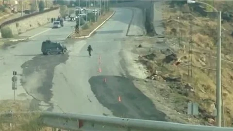 Bitlis’te yol kenarına bırakılan şüpheli paket fünye ile patlatıldı