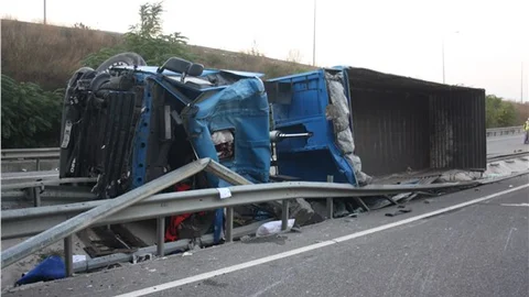 TIR'dan yola düşen konteyner otomobili biçti 3 ölü, 3 yaralı