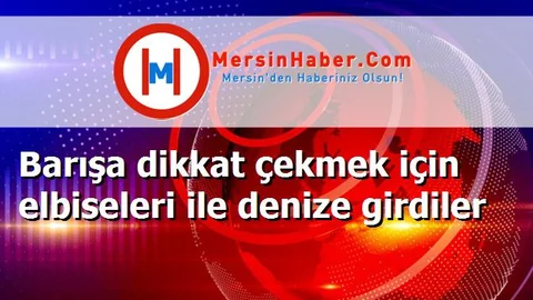 Barışa dikkat çekmek için elbiseleri ile denize girdiler