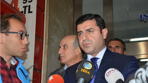 Demirtaş'tan Davutoğlu'na Bize parmak sallayarak konuşmak haddine değil