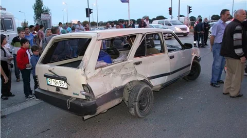 Kamyon otomobille çarpıştı 1 yaralı