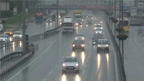 Aniden bastıran yağmur, vatandaşları hazırlıksız yakaladı