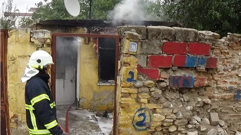 Tek gözlü ev küle döndü, sarhoş ev sahibini vatandaşlar kurtardı