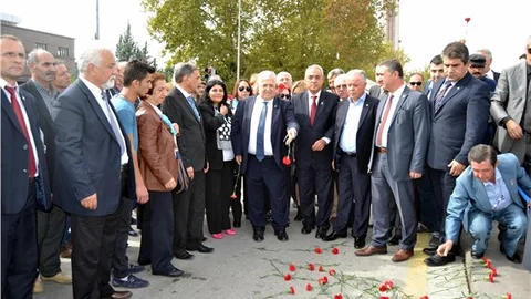 Masum Türker, tren garının önüne karanfil bıraktı
