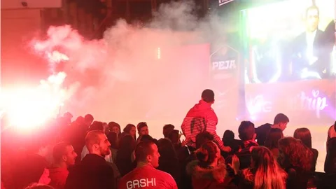 Arnavutluk'un tarihi zaferi Kosova'da sevinçle kutlandı