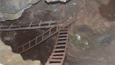 Anamur'da tarihi alanda kaçak kazı yapan 4 kişi suç üstü yakalandı