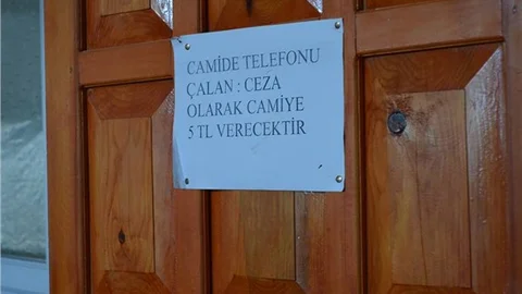 Camide cep telefonu çalan 5 TL ceza ödüyor