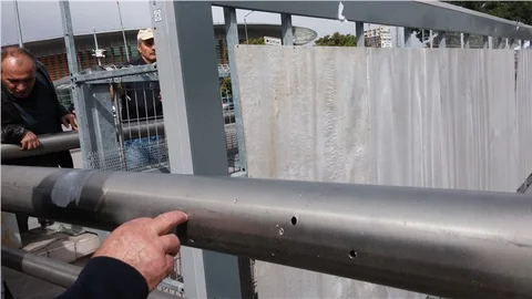 Canlı bombanın bilyeleri reklam panolarına da saplandı