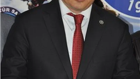 'Ülkenin Ortadoğu bataklığına dönüşmemesi için demokrasiye yönelmesi zorunludur'