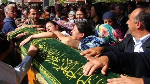 Ankara’daki patlamada ölen 5 kişiyi binlerce kişi toprağa verdi