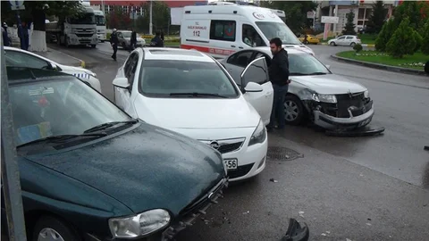 Önlem alınmayan kavşakta yine kaza meydana geldi