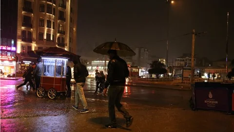 İstanbul'da akşam saatlerinde bastıran yağmur etkili oldu