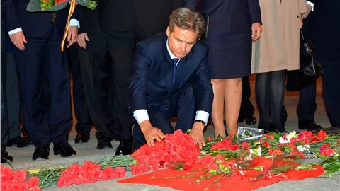 AB büyükelçileri, patlamanın olduğu noktaya karanfil bıraktı