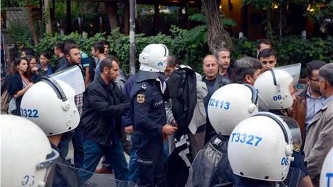 Afiş söken polislere yumurta atarak karşılık verdiler
