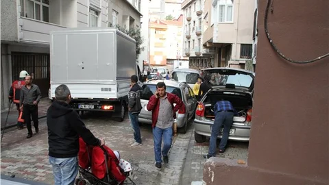 Vinç göçüğe düştü, otomobil kaldırıma tutundu!