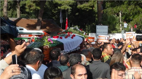 Terör saldırısında ölenlerden Ayşe Deniz ve Berna Koç İzmir'de defnedildi