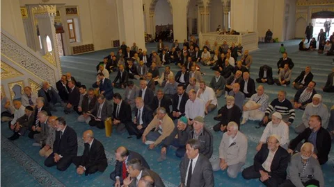 Camiler ve Din Görevlileri Haftası yağmur nedeniyle cami içinde yapıldı