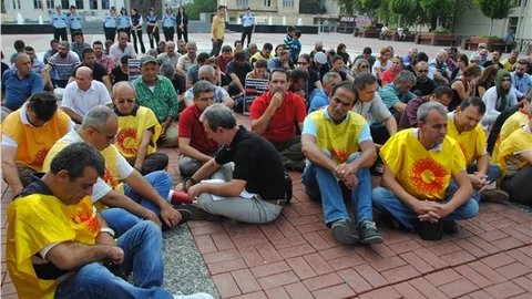 Eğitim-Sen, bombalı saldırıyı karanfil bırakarak kınadı
