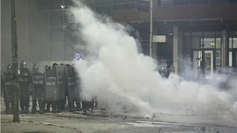 Meclise gaz atan vekil gözaltına alındı, göstericiler polisle çatıştı