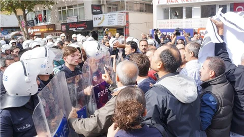 Gar önündeki patlamada ölenler için ‘beyaz balon’ uçurdular