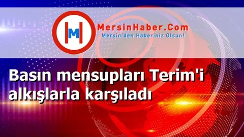 Basın mensupları Terim'i alkışlarla karşıladı