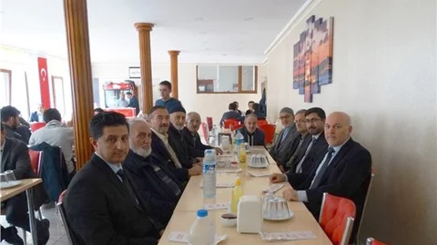 Emekli din görevlilerine yemek verildi