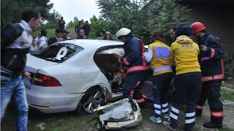 Virajı alamayan otomobil köprüden uçtu 4 yaralı