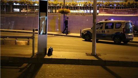 Mecidiyeköy otobüs duraklarında unutulan çanta polisi alarma geçirdi