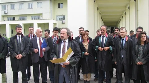 Avukatlar, meslektaşlarına yapılan saldırıyı protesto etti