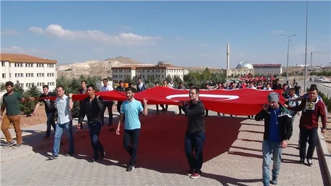 Üniversite öğrencileri şehitler için yürüdü