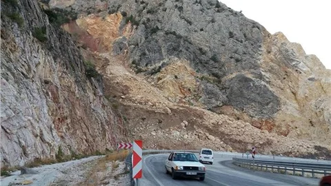 Ulaştırma Bakanı’nın açılışını yaptığı yolda heyelan şoku