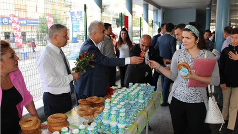 MHP’liler metroda vatandaşlara 'simit-ayran' ikram etti