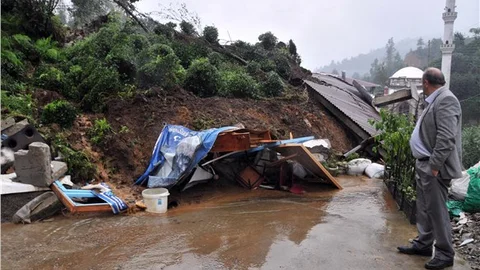 Rize'de sel ve heyelan 2 ev boşaltıldı, 1 ev yıkıldı