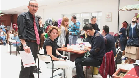 Üniversite öğrencilerinden akademik yılın ilk kan bağışı kampanyası