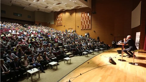 Köşeli Sorular'ın ilk konuğu Ertuğrul Özkök oldu