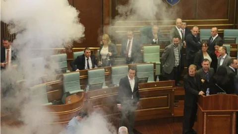 Kosova Meclisi'ne yine göz yaşartıcı gaz atıldı