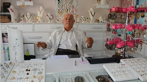Belediyenin işyerinin giriş kapısına açtığı çukur 45 gündür kapatılmıyor