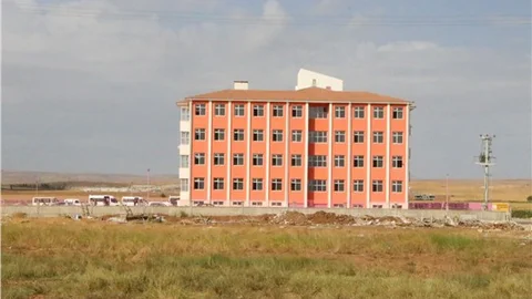 İpek Yolu'ndaki TIR'ların arasından okullarına geçiyorlar