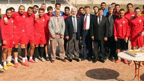 Din görevlilerinden Bandırmasporlu futbolculara baklava ikramı