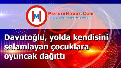 Davutoğlu, yolda kendisini selamlayan çocuklara oyuncak dağıttı