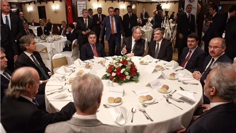 Gül Ölülerimize başsağlığı dilediğimizde bunu bile garipseyen bir ortam çıkıyor